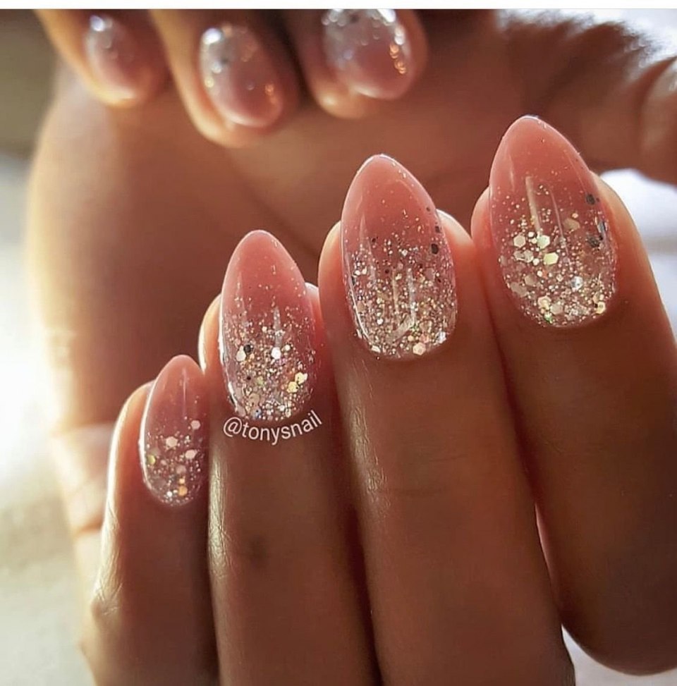 Маникюр блестки