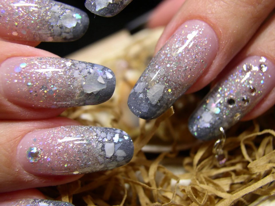 Прозрачные ногти с блестками