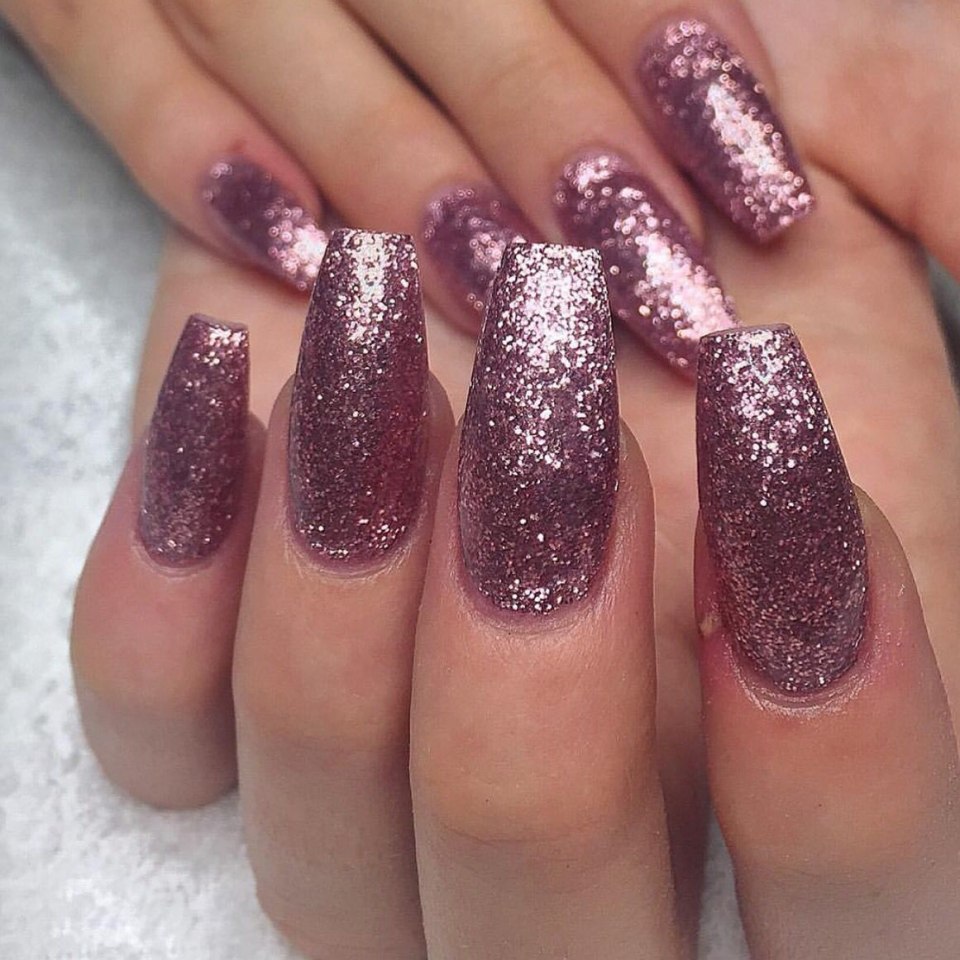 Маникюр с зелёными блёстками