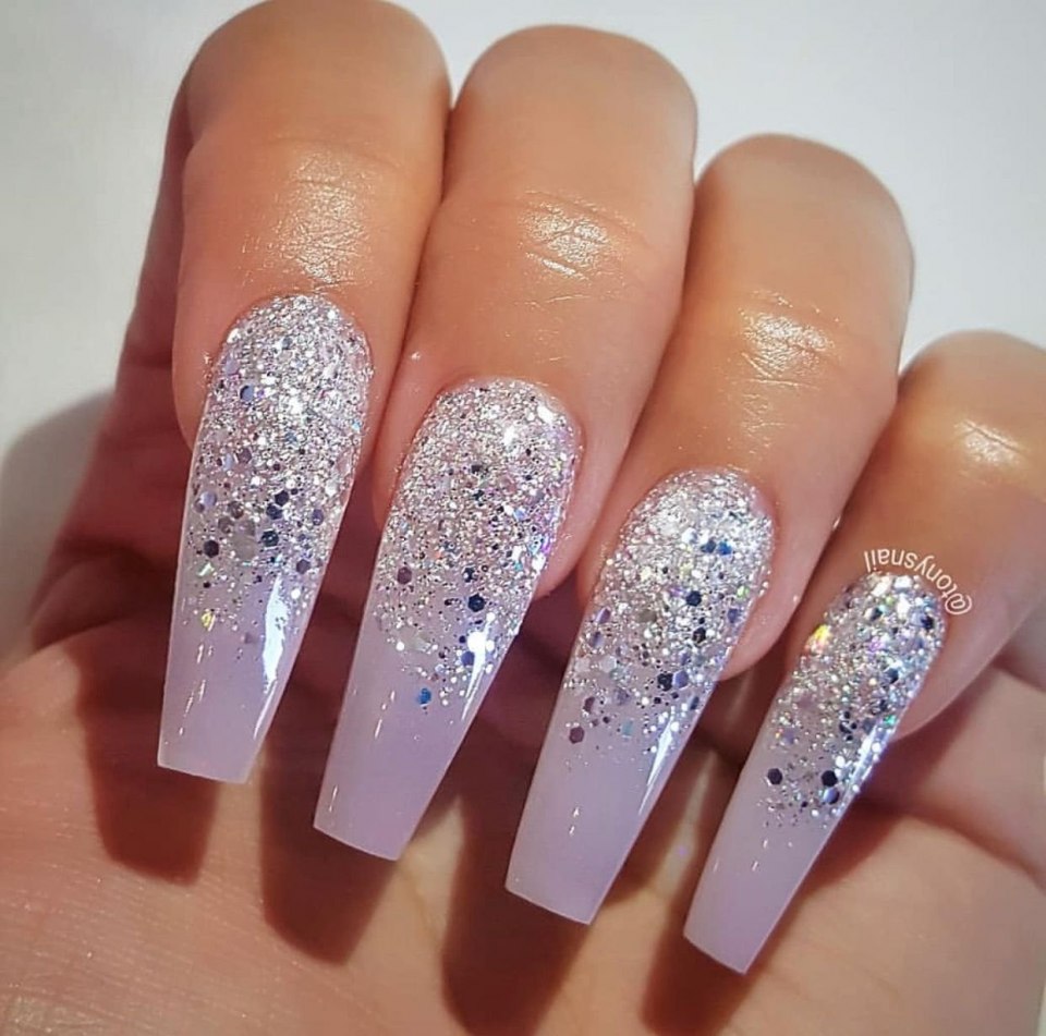 Маникюр с блестками под ногтями