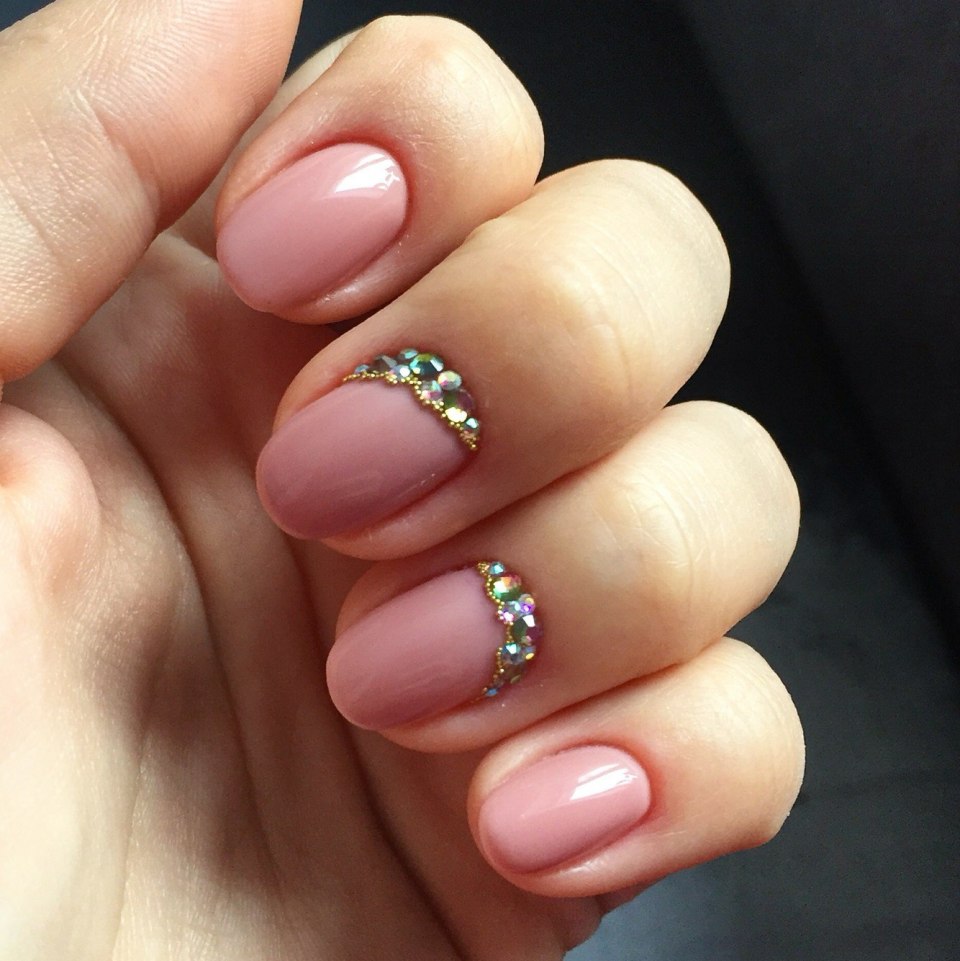 Маникюр на круглые ногти