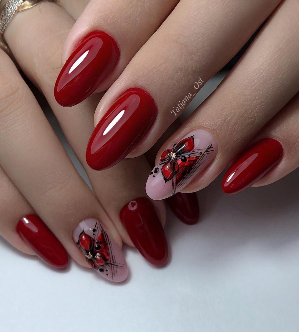 Красный маникюр на миндалевидных ногтях