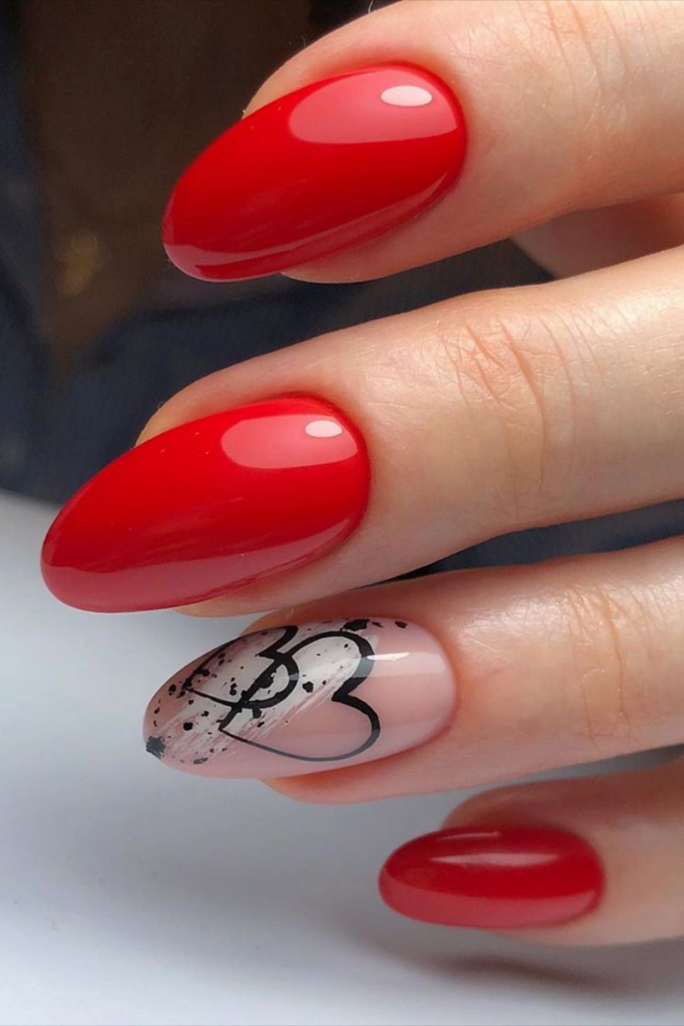 Красный маникюр овальная форма