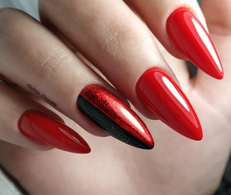 Красный френч на миндалевидных ногтях 2021