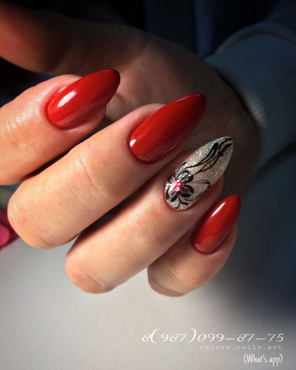 Красный Маникюрина длинные ногии