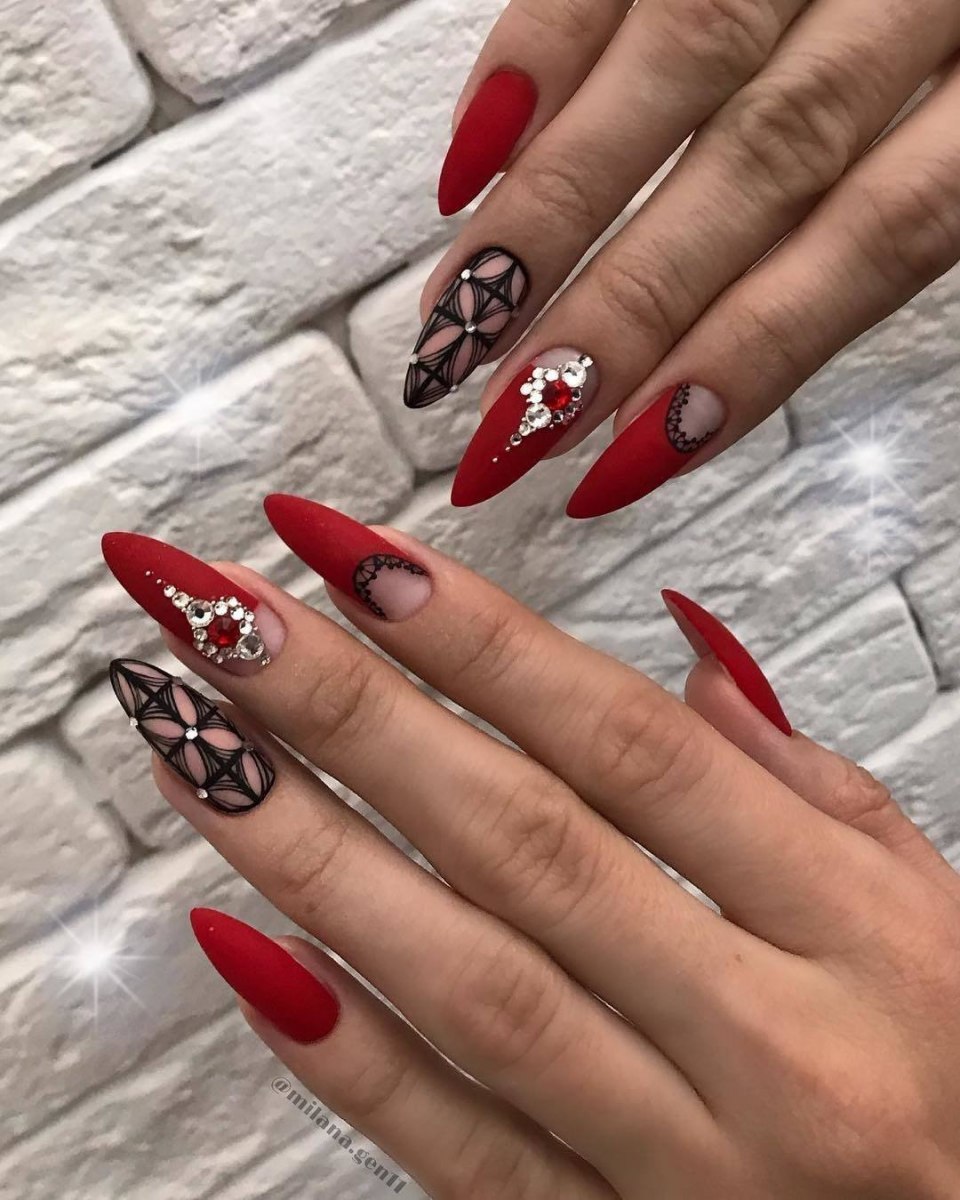 Красный Маникюрина длинные ногии