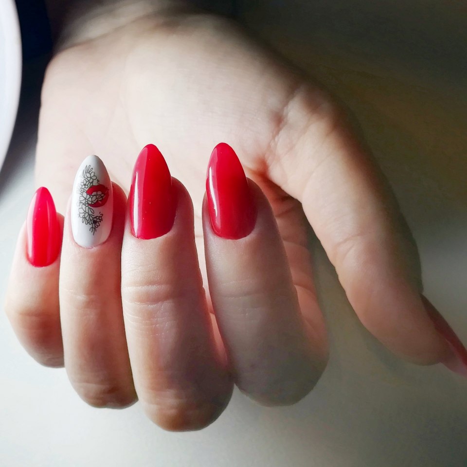 Красные ногти 2021