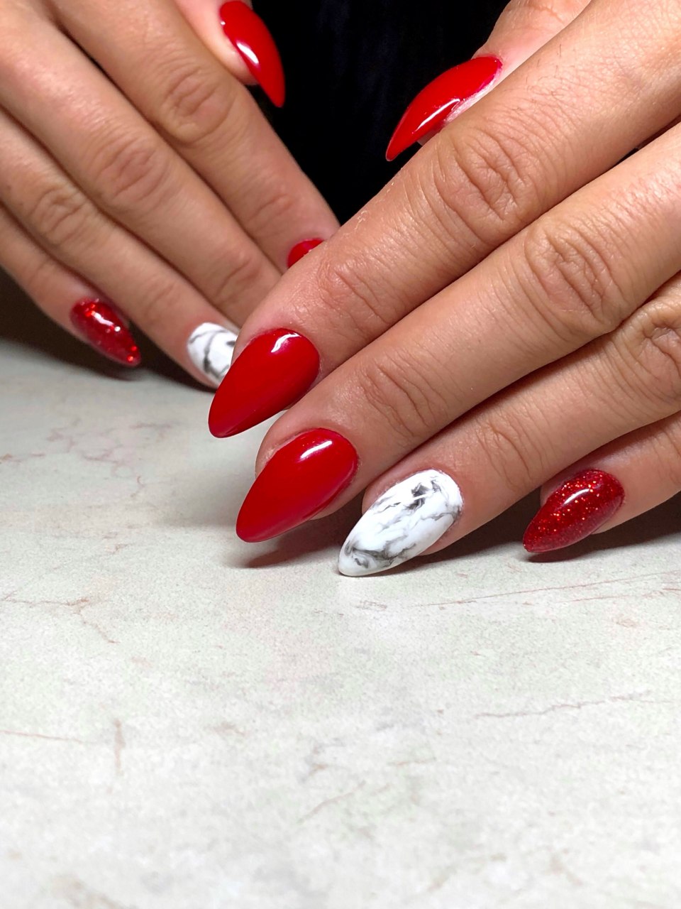 Миндалевидные ногти с сердечками