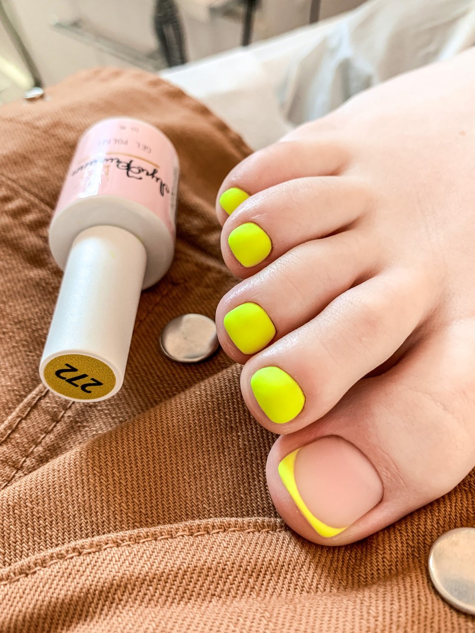 Педикюр в желто розовом оттенке