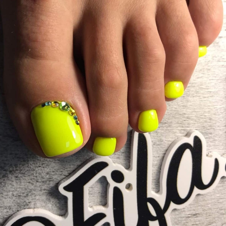 Яркий летний маникюр и педикюр