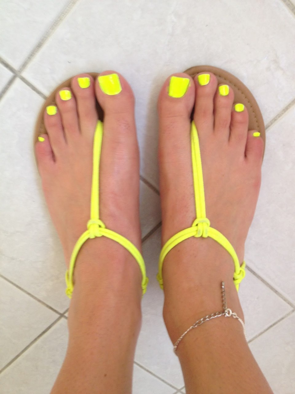 Педикюр лимонного цвета