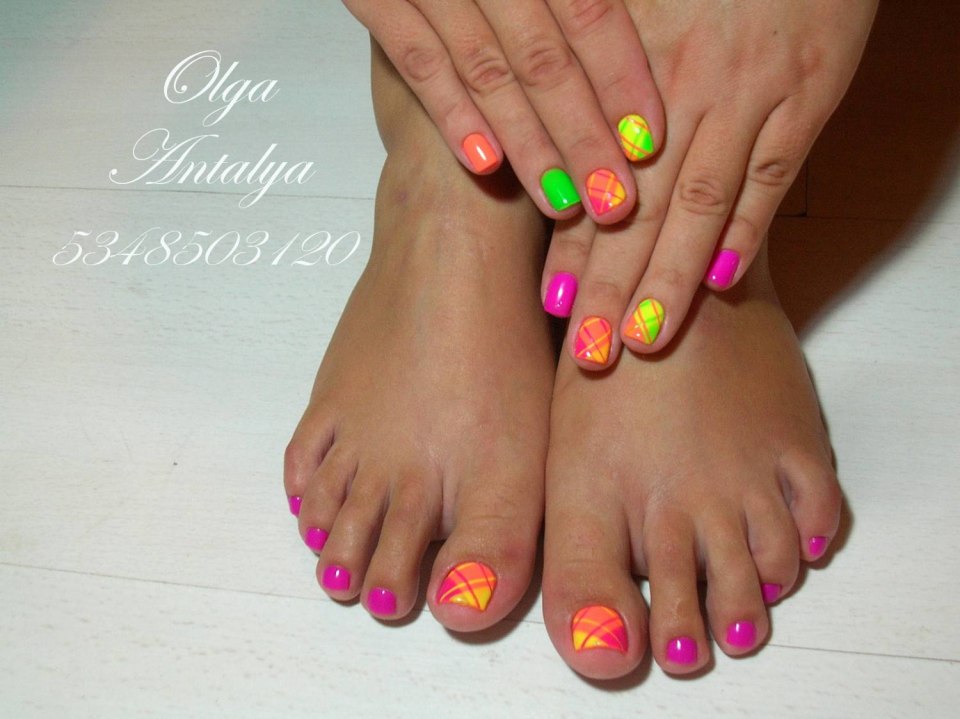 Педикюр розовый с желтым