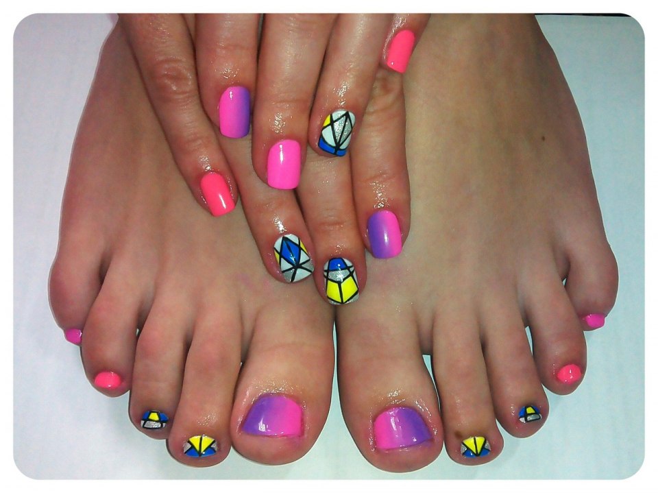 Яркий цветной маникюр и педикюр