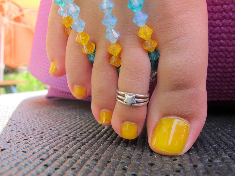 Яркие короткие ногти