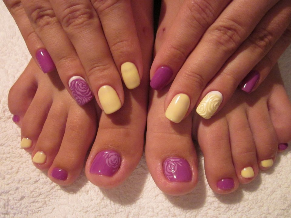 Яркий педикюр