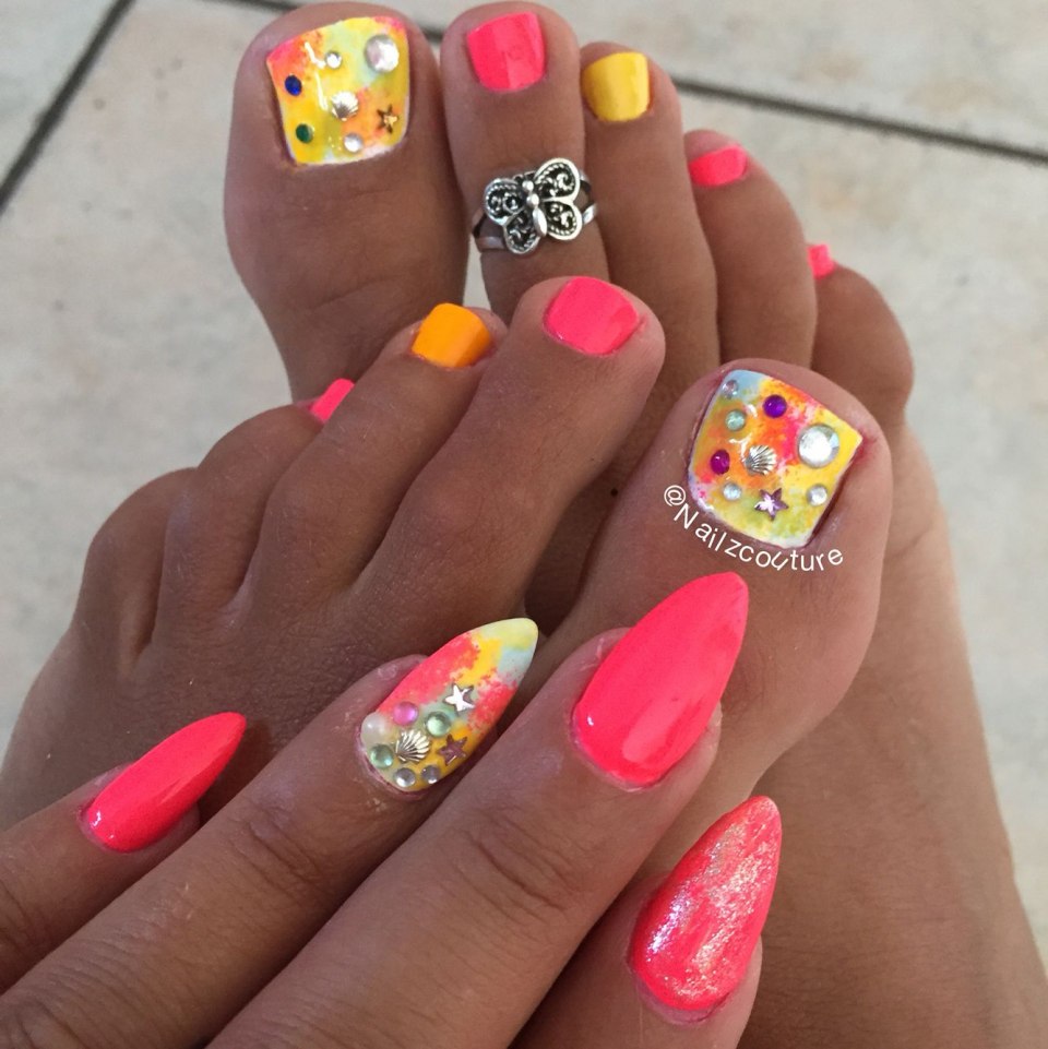 Неоновый педикюр