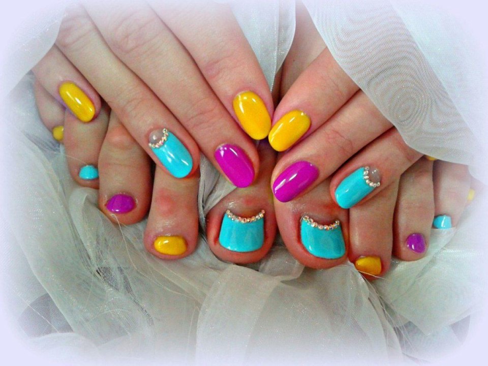 Разноцветный педикюр сочетание