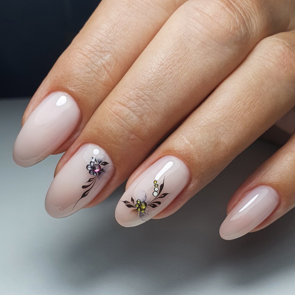 Молочные ногти с бабочками