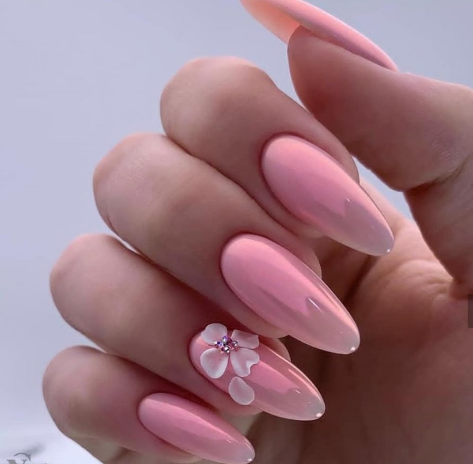 Розовый маникюр миндальной