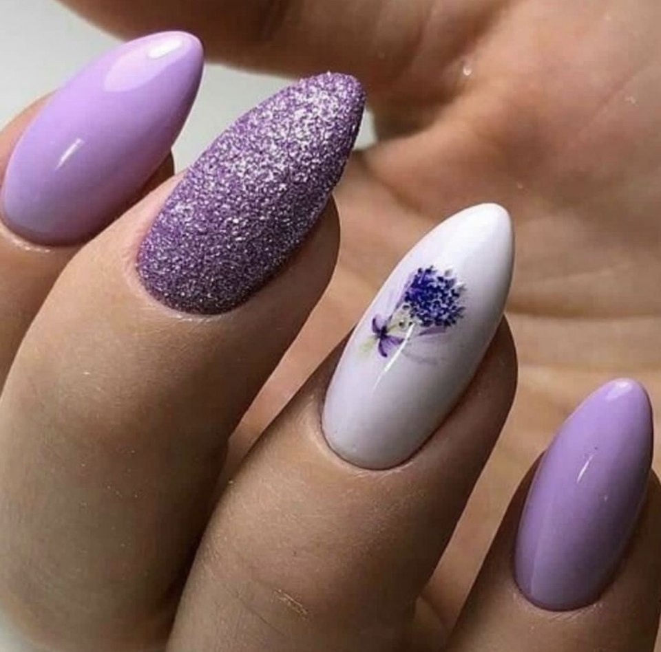 Нюдовый маникюр с цветами