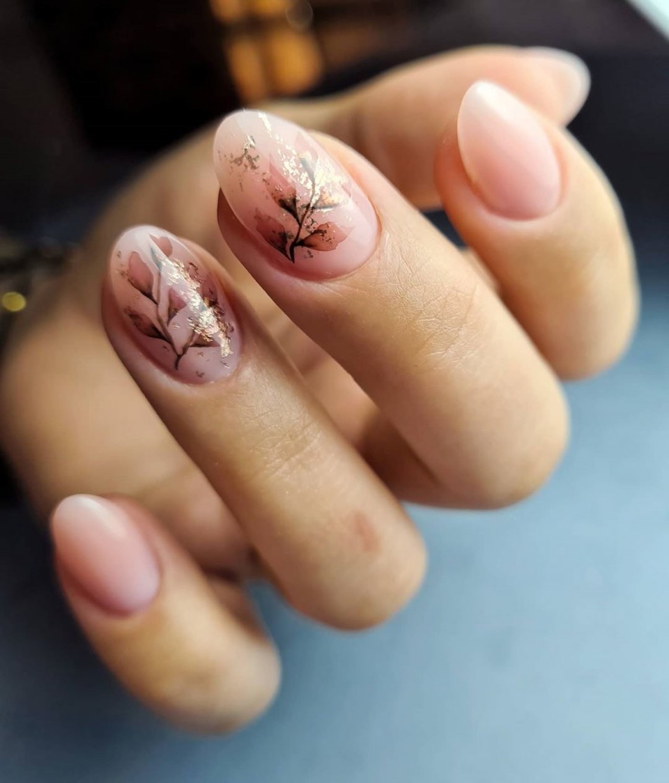 Маникюр с цветочным принтом