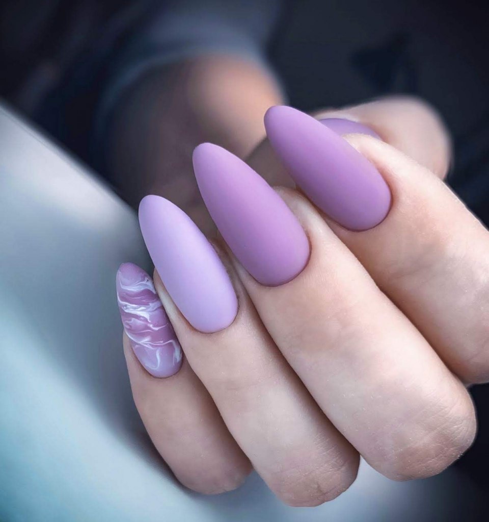 Яркий розовый маникюр