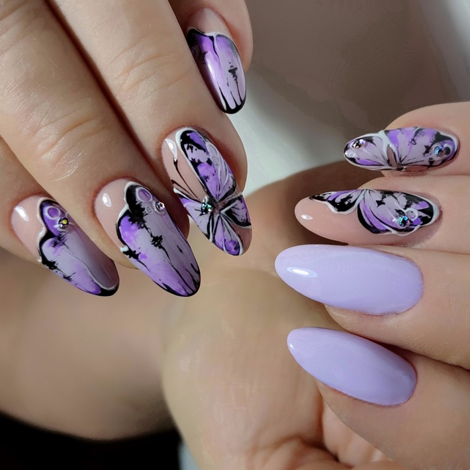 Ногти розовые с цветами миндаль