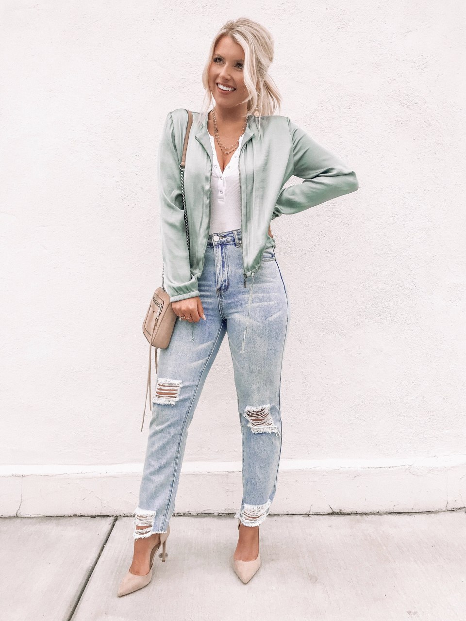 Джинсы бойфренды с кружевными цветами вставками с молочным пиджаком