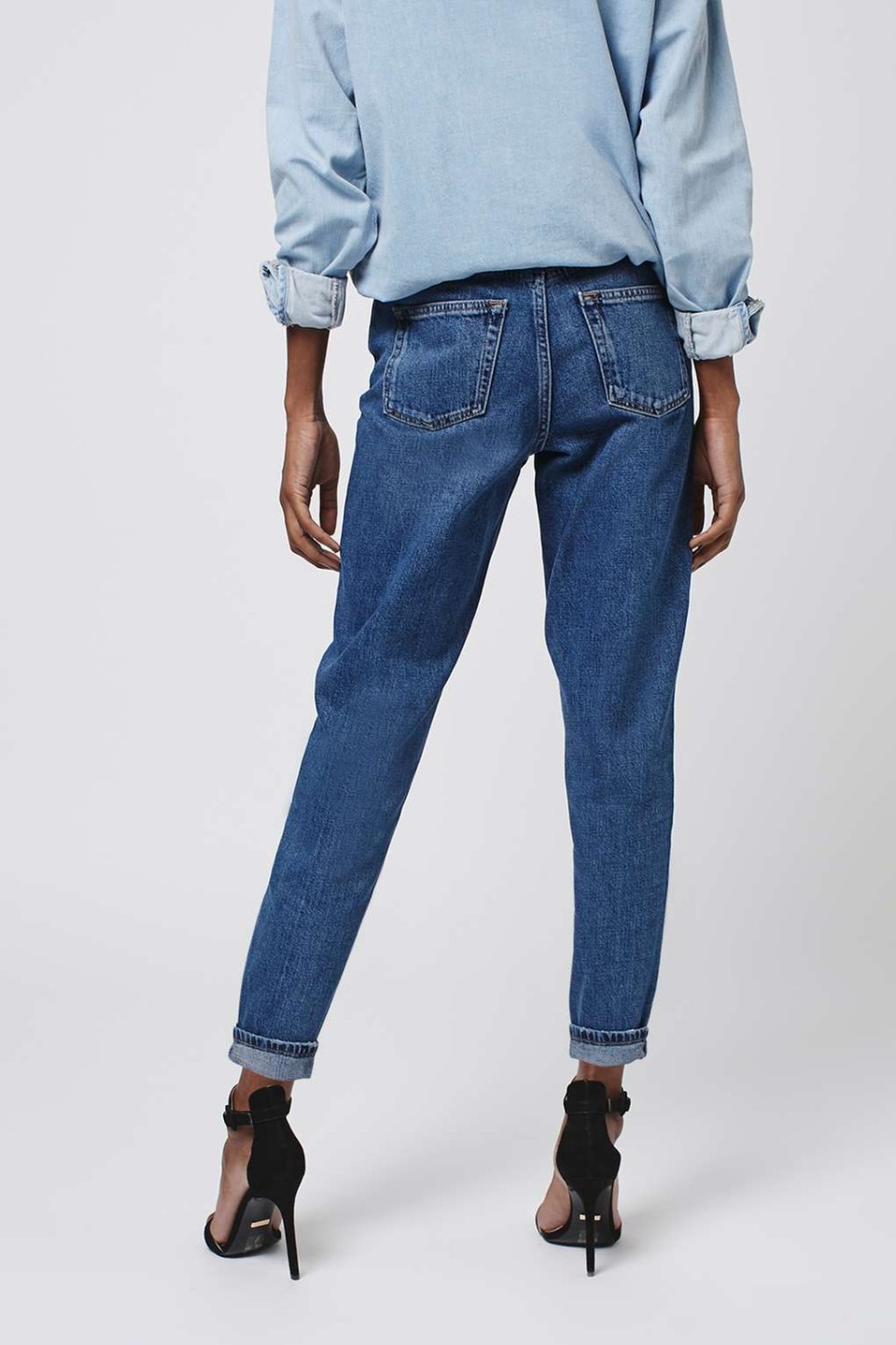 Образы с джинсами мом