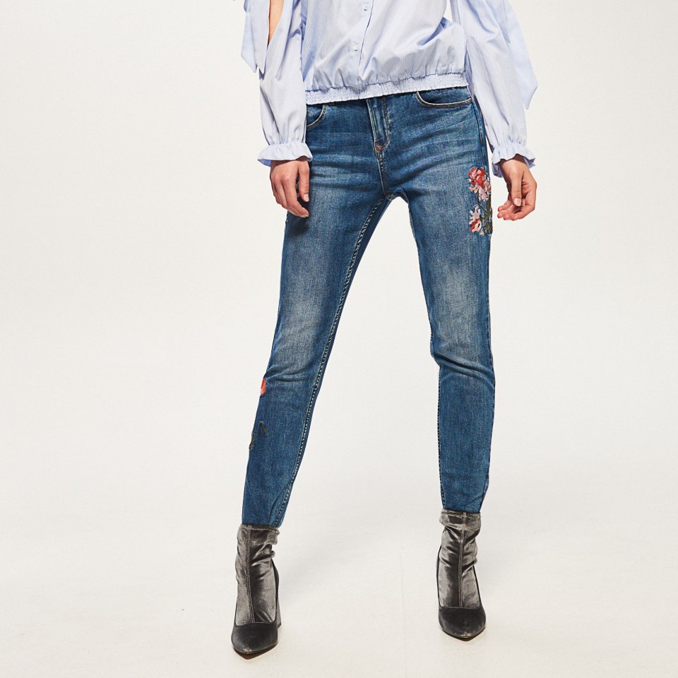 Джинсы женские засунуты в ботинки