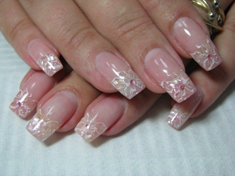 Маникюр прозрачный с рисунком