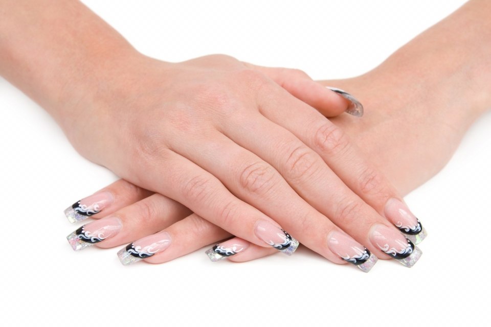Прозрачный маникюр с блестками