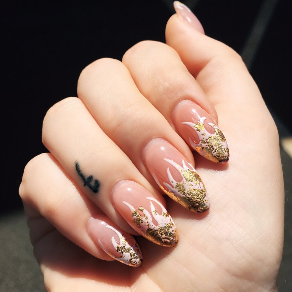 Прозрачные ногти с блестками