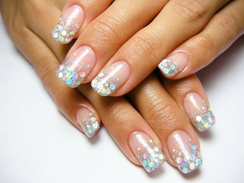 Прозрачные ногти с блестками
