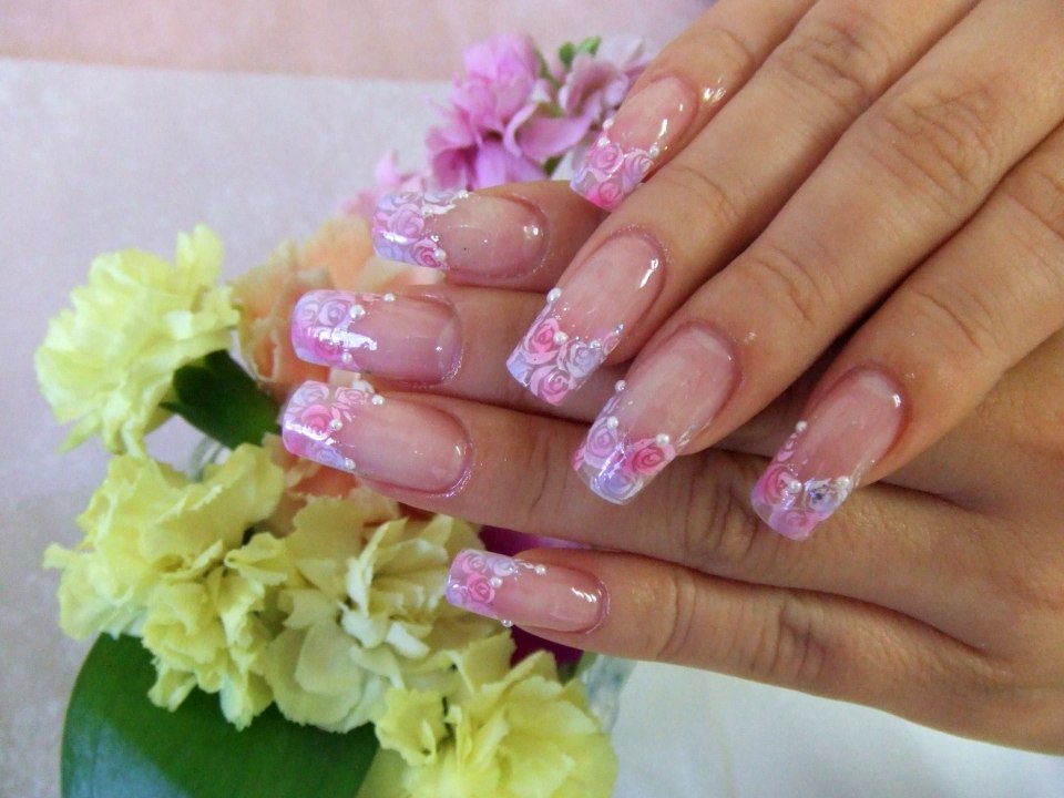Французский маникюр с цветами