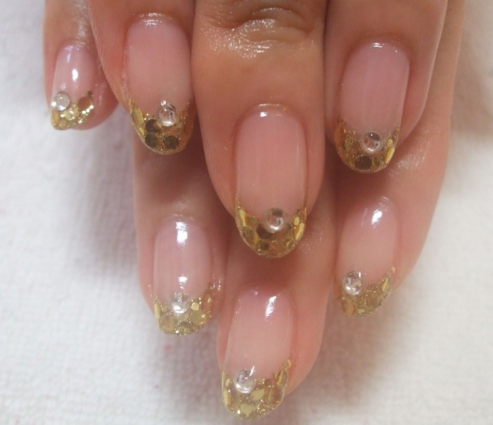 Маникюр с белым прозрачным лаком