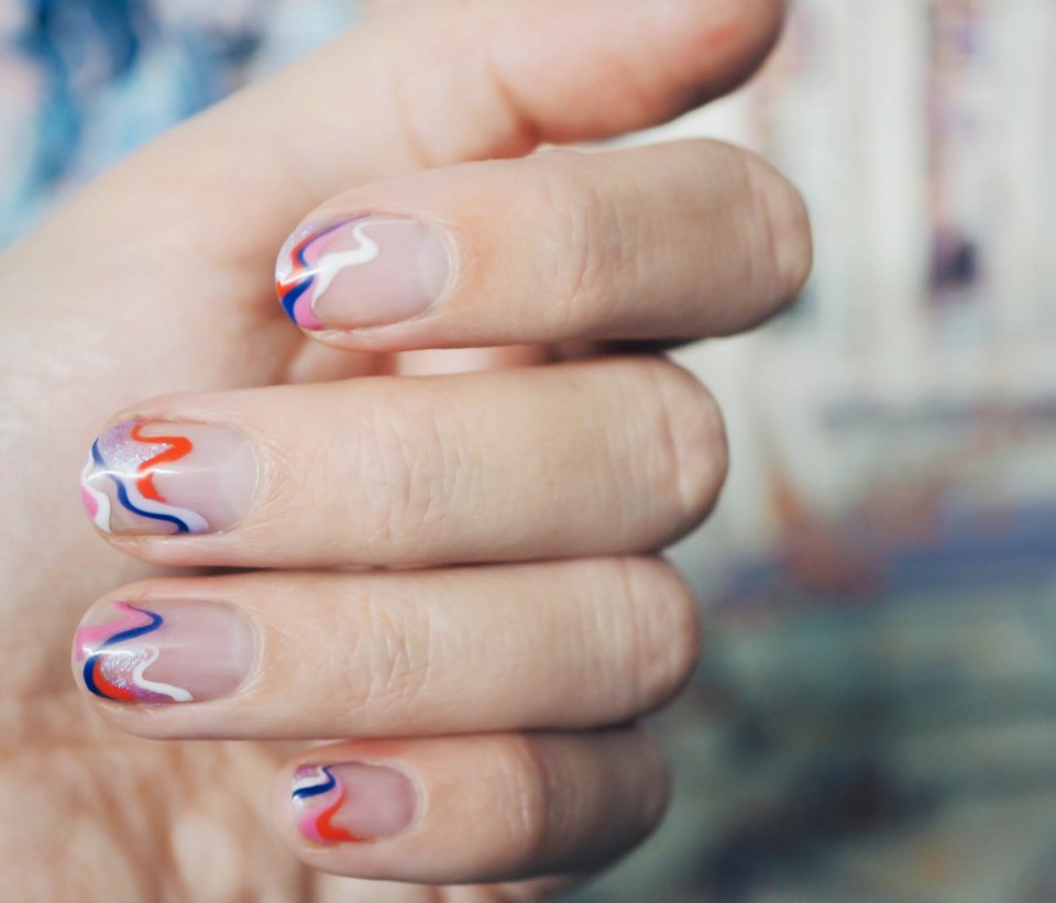 Маникюр красный с прозрачным