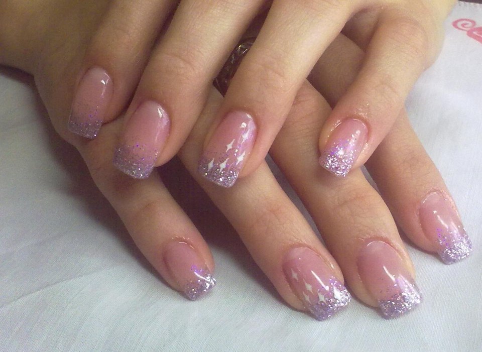 Прозрачный маникюр с полосками