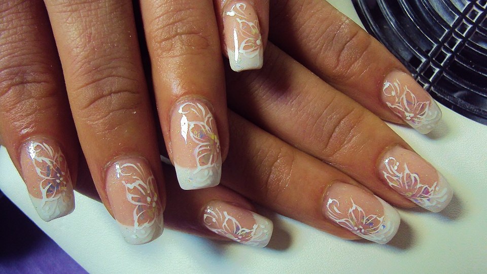 Маникюр прозрачный с золотом