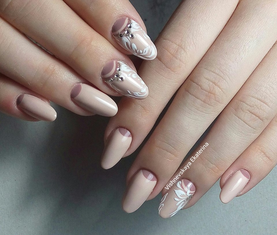 Нюдовый свадебный маникюр миндаль