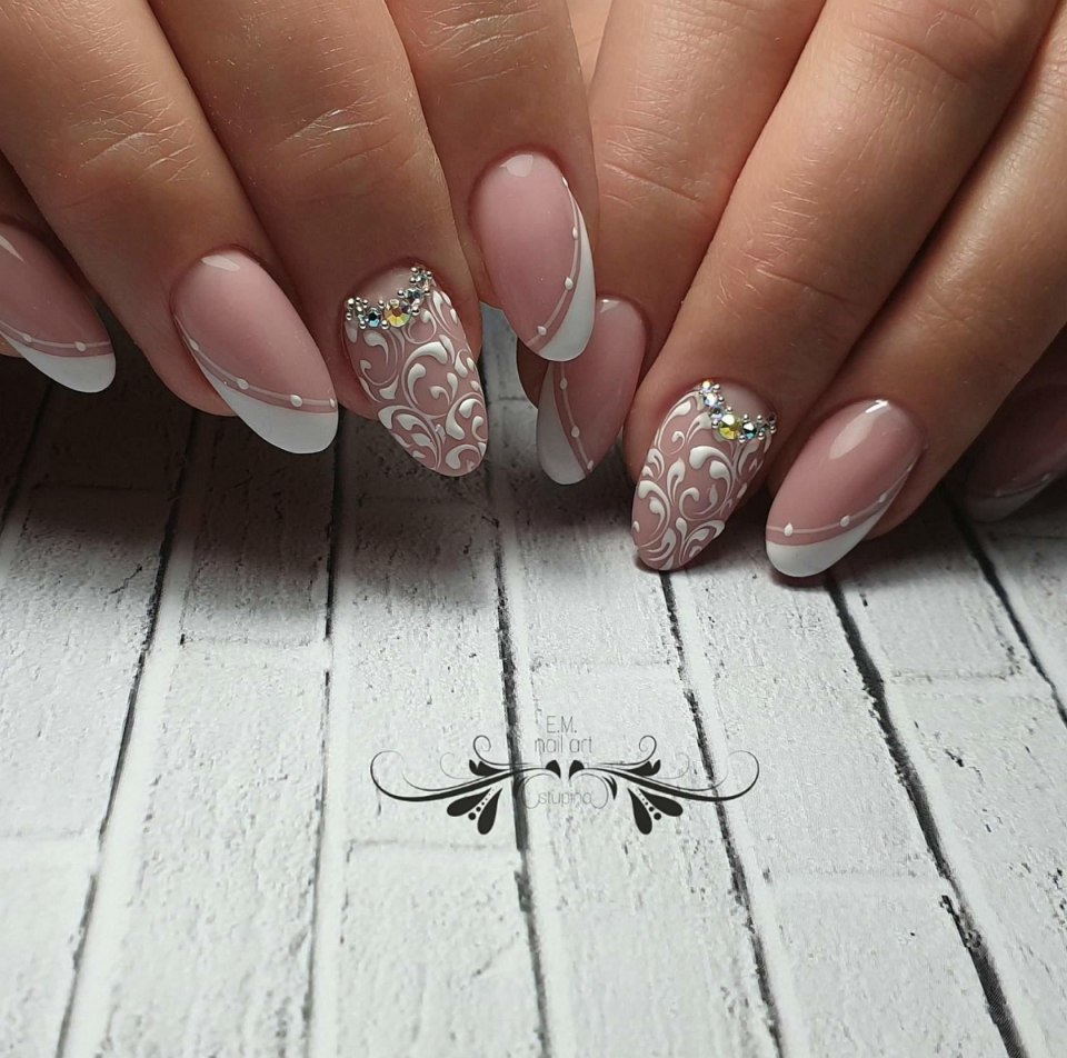 Нежный френч на ногтях с рисунком