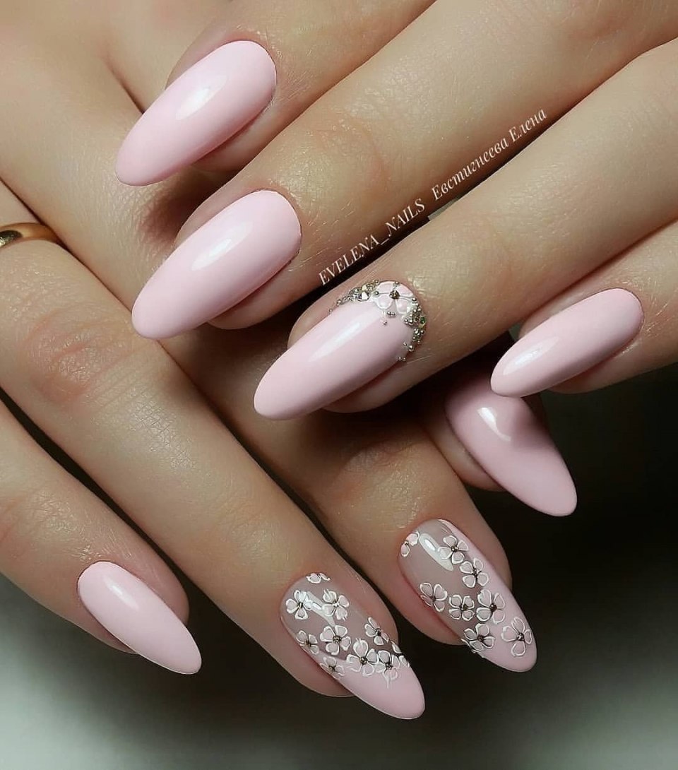 Весенний нюдовый маникюр на миндаль