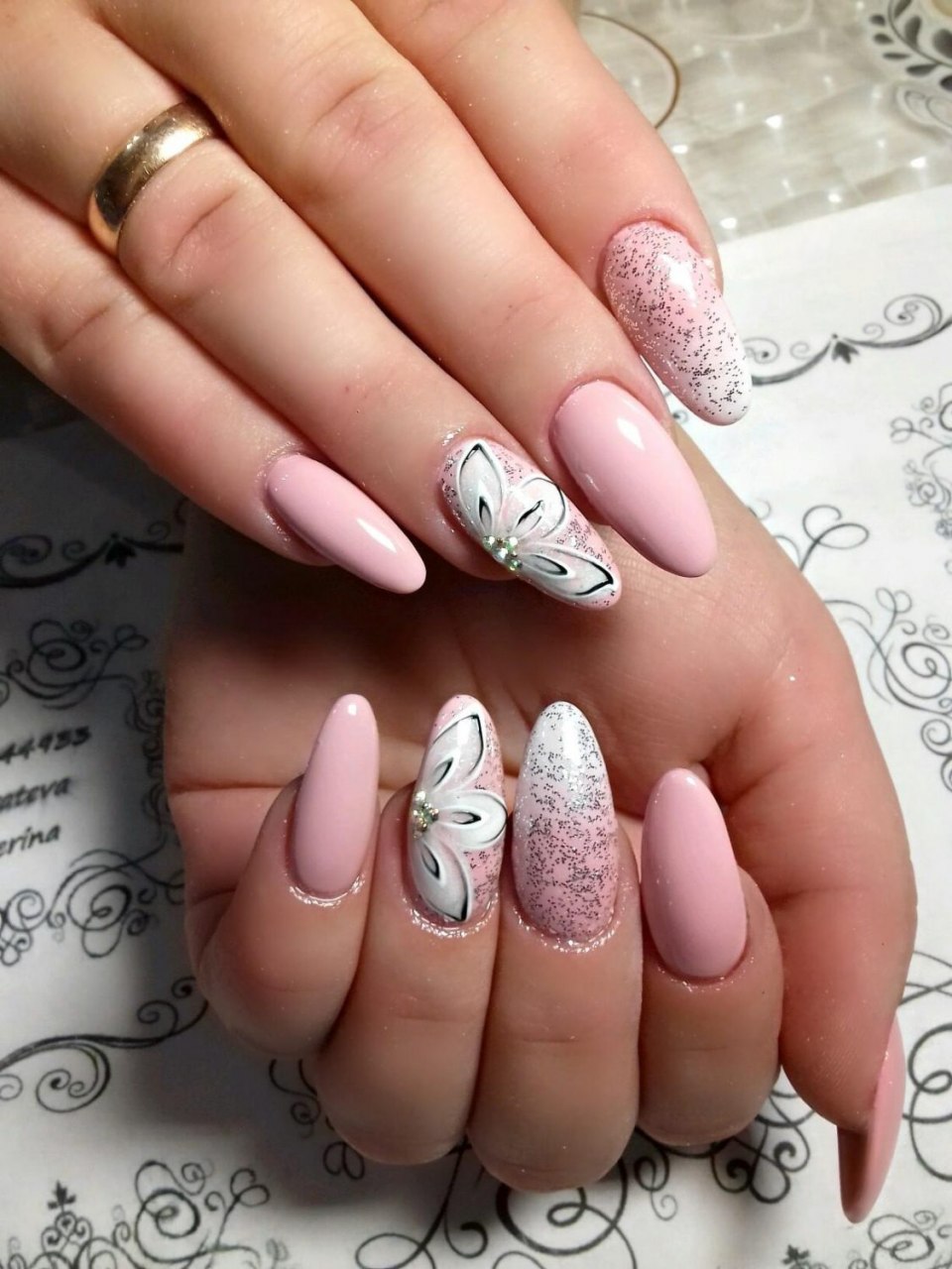 Нежный маникюр на миндалевидные ногти с рисунком