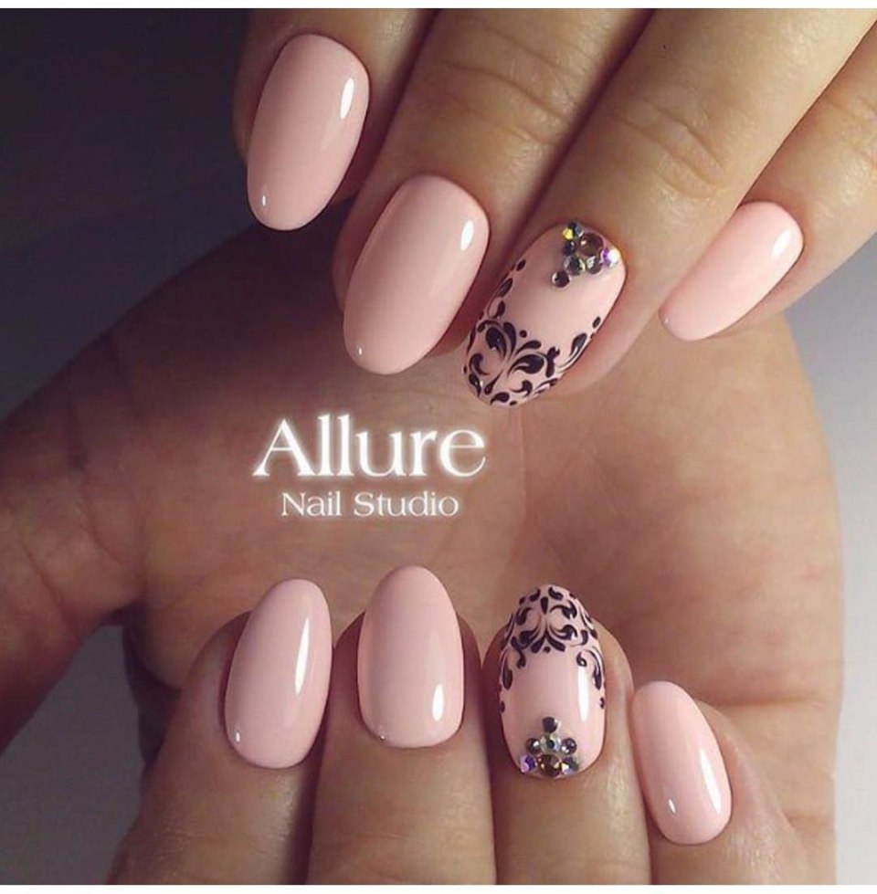 Маникюр пастельных тонов с черным узором