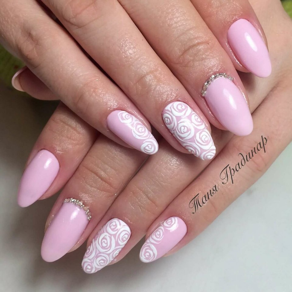 Френч на овальных ногтях