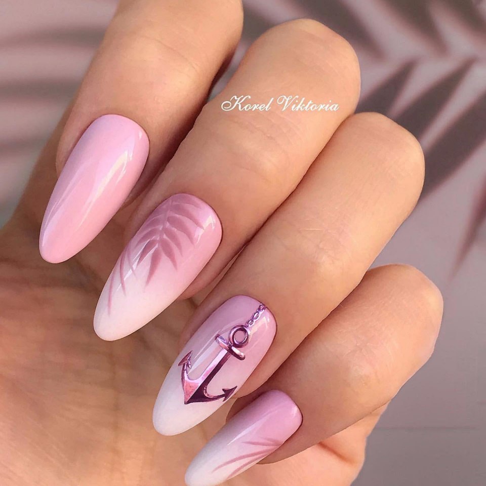 Розовые ногти миндаль