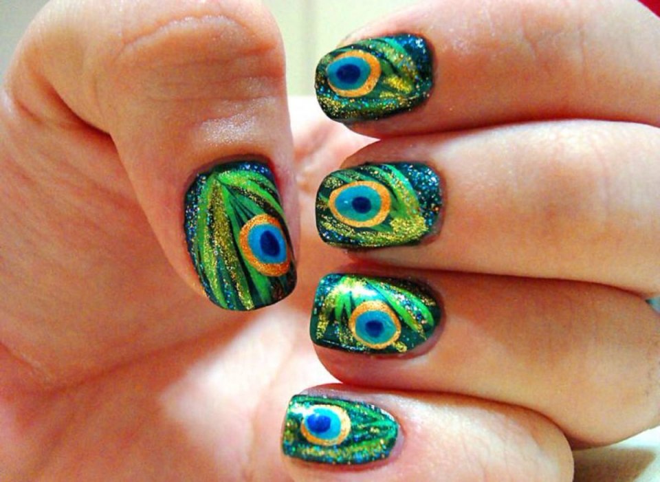 Перо павлина на ногтях