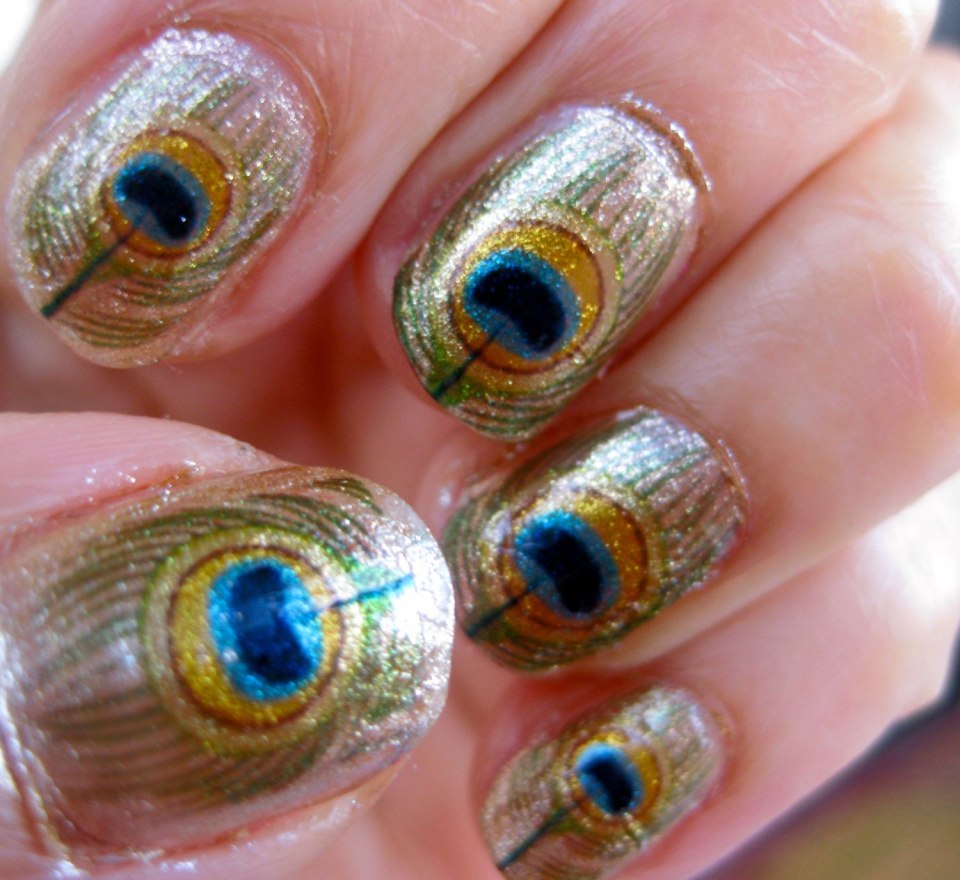 Маникюр кораллового с павлином