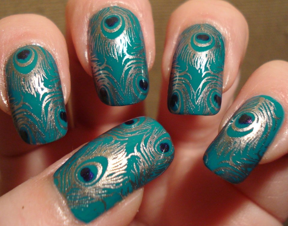 Перо павлина на ногтях