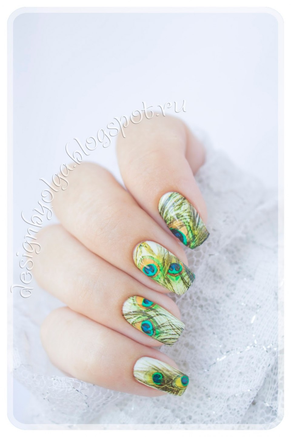 Маникюр белый с павлином